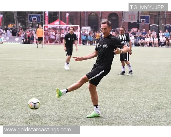 足球球星与篮球球星在运动特点发展路径与全球影响力上的主要区别解析